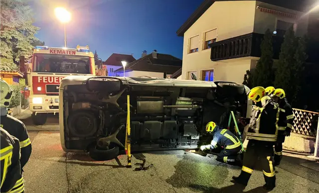 Feuerwehr rettete zwei Personen aus Kleinbus nach Verkehrsunfall | Foto: Bfkdo Amstetten