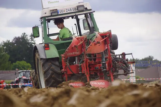 Das Pflügen erfordert höchste Konzentration und Genauigkeit – und das über mehrere Stunden. | Foto: LJ OÖ