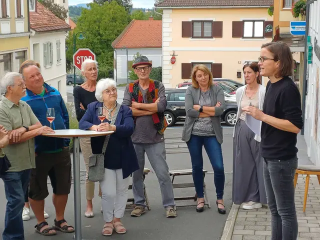 Siegi Kleindienst bei der Vernissage der Ausstellung "In her Shoes" der Miedienkünstlerin Nina Ortner. | Foto: Nina Ortner