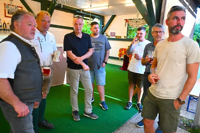 Franz Krinner erzählte den Gästen viel über den Betrieb und das Backhendlevent zum Wochenende | Foto: Josef Bodner