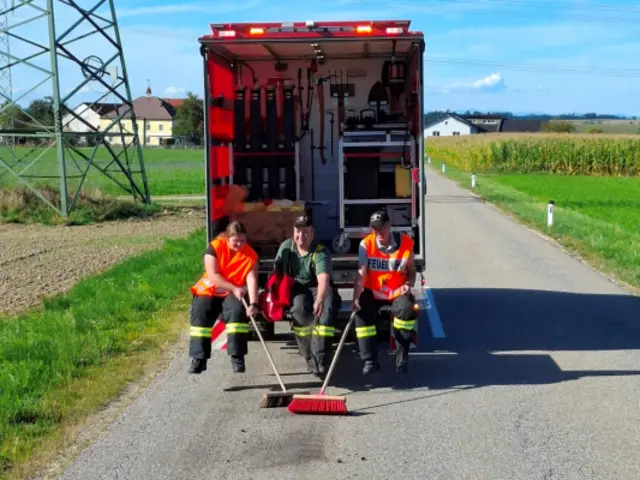Die Kameraden befreiten die Straße von der Ölspur.