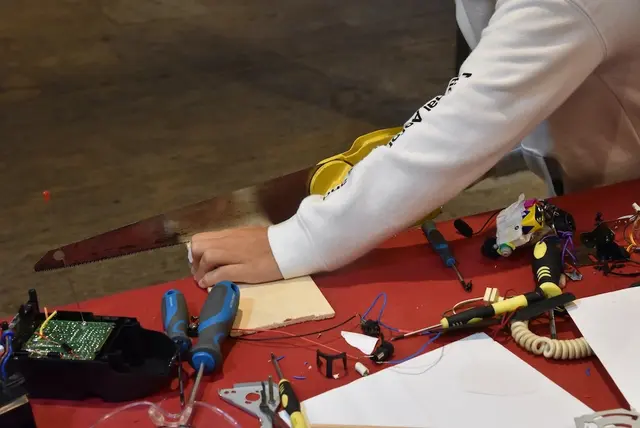 Bei der MiniSchmiede wird nicht nur mit Elektronikkomponenten sondern auch mit Naturmaterialien wie Sperrholz gearbeitet. | Foto: krisch