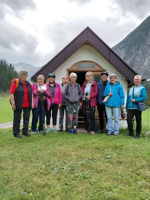 Der Pensionistenverband Elbigenalp/Bach unternahm kürzlich einen Ausflug nach Gramais. | Foto: Margit Siegele