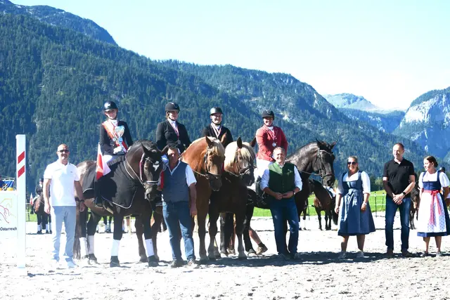 Die erfolgreiche Tiroler Dressurmannschaft. | Foto: Steffi Kirchmair