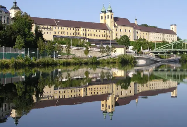 Ein Kloster im Fluss: Das Stift Lambach liegt auf einem Hügelsporn direkt über der Traun. | Foto: Stift Lambach