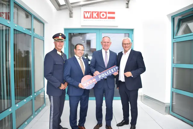 Landespolizeidirektor Martin Huber, Wirtschaftskammerpräsident Andreas Wirth, Innenminister Gerhard Karner und Bürgermeister Thomas Steiner, bei der Schlüsselübergabe in Eisenstadt.  | Foto: Stefan Schneider