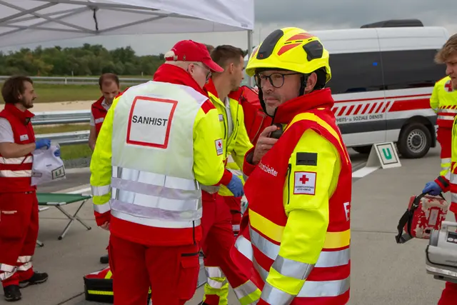 Einsatzleiter Janics Chris vom Roten Kreuz. | Foto: Rotes Kreuz