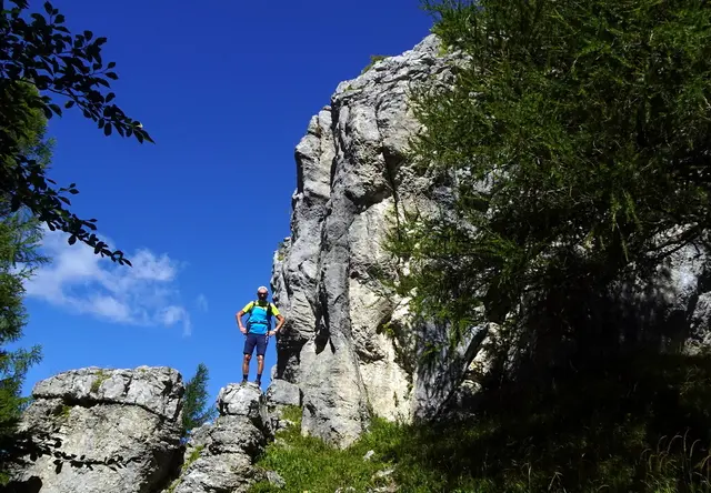 Ich als Winzling am Fuße des Hohen Steins
