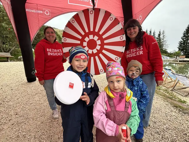 Die Marketing-Leiterin Gloria Zimmermann und Marketing-Mitarbeiterin Lea Mantinger von MeinBezirk Tirol teilten tolle Geschenke aus. | Foto: MeinBezirk/Johanna Bamberger