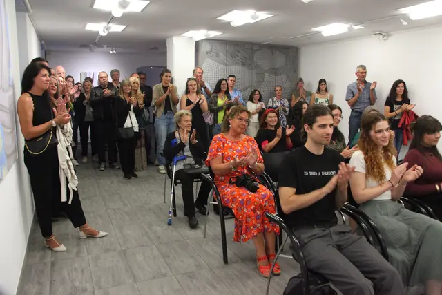 Wie hier bei der Eröffnung, soll sich die Galerie auch beim Künstlergespräch am 30. Oktober mit interessiertem Publikum füllen.