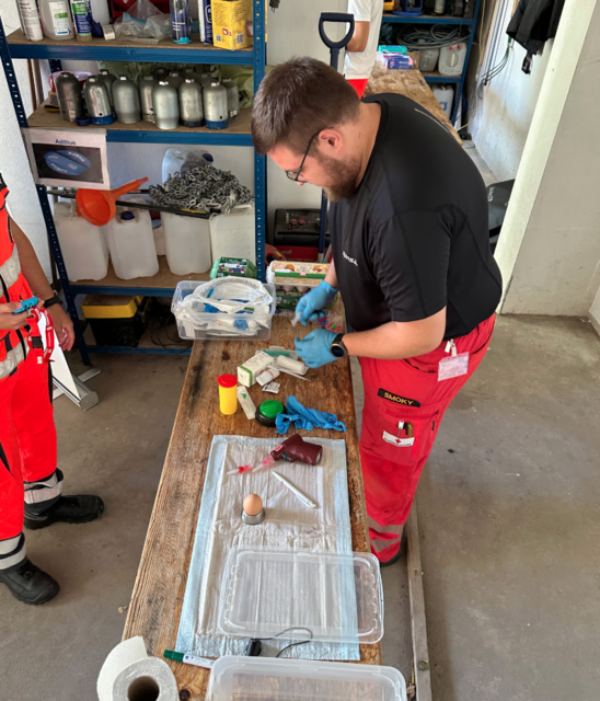 Sanitäter:innen stellen - an einer der Stationen - ihre Fingerfertigkeit unter Beweis, indem sie unter Zeitdruck möglichst viele Löcher in ein rohes Ei bohren. Dazu verwenden sie einen so genannten intraossären Bohrer, mit dem normalerweise ein Zugang direkt in den Knochen gelegt wird, um Infusionen zu legen und Medikamente sicher zu verabreichen. Dies ist eine schnelle Alternative, wenn ein intravenöser Zugang nicht möglich ist. | Foto: RESCUE Verein zur Förderung der Notfallmedizin