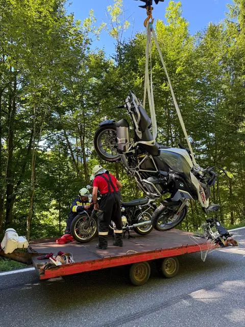 Aus bislang ungeklärter Ursache kollidierten zwei Motorräder mit einem Lkw. | Foto: Doku NÖ / S.Lozinki
