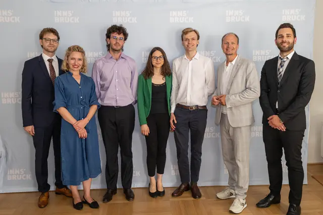 Der Wettbewerb um den 21. Paul-Hofhaimer-Preis ist entschieden, im Bild: Wettbewerbsleiter Michael Schöch, Kulturamtsvorständin Isabelle Brandauer, die PreisträgerInnen Nadal Roig i Serralta (2. Platz), Giulia Ricci (2. Platz), Josef Laming (1. Platz), Bürgermeister Johannes Anzengruber und Wettbewerbsleiter Elias Praxmarer. | Foto: IKM/F.Bär