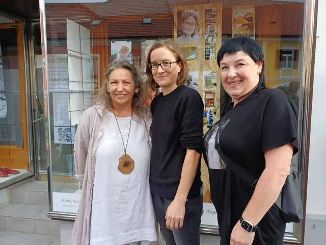 Die Medienkünstlerin Nina Ortner von Atelier5zehn mit den Initiatorinnen der "Kunst.Fenster" in Eibiswald Siegi Kleindienst und Jasmin Holzmann-Kiefer (v.l.). | Foto: Nina Ortner