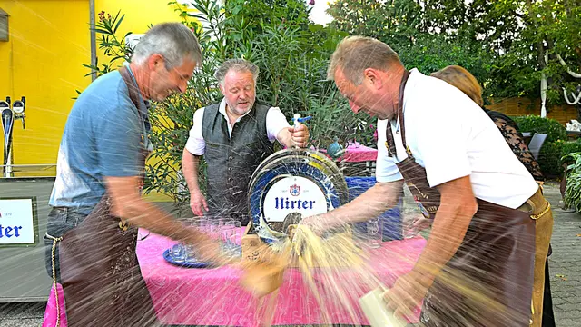 Der feucht ausgefallene Bieranstich, bei dem Bürgermeister Gottfried Rieger – assistiert von Vizebürgermeister Johann Harrer zur Tat schritt | Foto: Josef Bodner