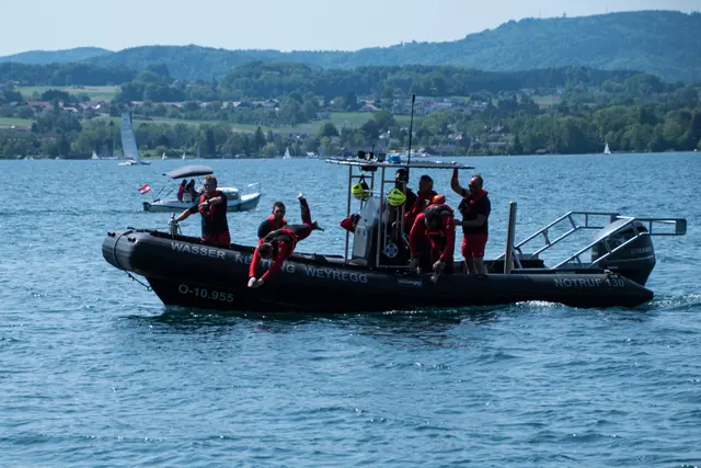 Etwa 500 Meter vom Ufer entfernt musste gestern, 4. September, eine Schwimmerin vor dem Ertrinken gerettet werden. | Foto: Österreichische Wasserrettung Landesverband OÖ
