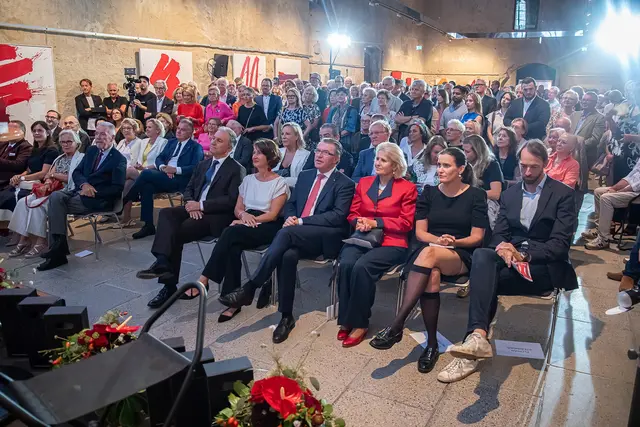 Die Eröffnung der Ausstellung von Markus Prachensky begeisterte zahlreiche Gäste. | Foto: R. Wehrl