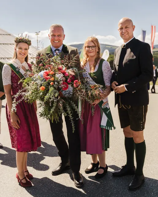 Blumenkönigin Lisa II, Landeshauptmann Mario Kunasek, Blumenprinzessin Anna-Sophie Karelly und Bürgermeister Andreas Geier. | Foto: Lihotzky/Günzberg