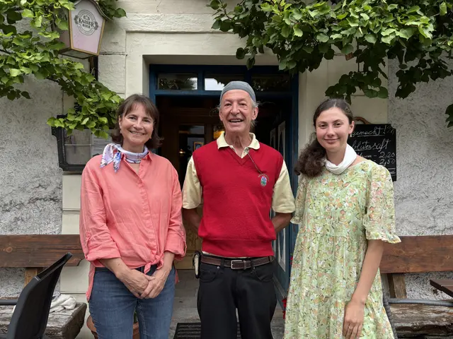 Susanna Vötter-Dankl (Tauriska), Gernot Reiter (Wirt Gasthaus Essiger) und Sarah Vötter (Tauriska). | Foto: MeinBezirk