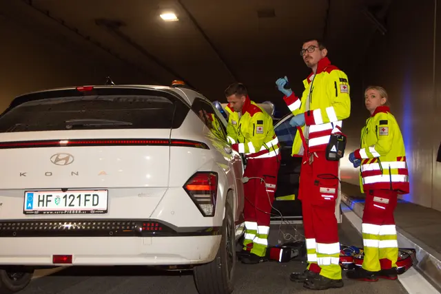 Sanitäter des Roten Kreuzes versorgen sich um einen Patienten, der einen medizinischen Notfall erlitten hat. | Foto: Rotes Kreuz