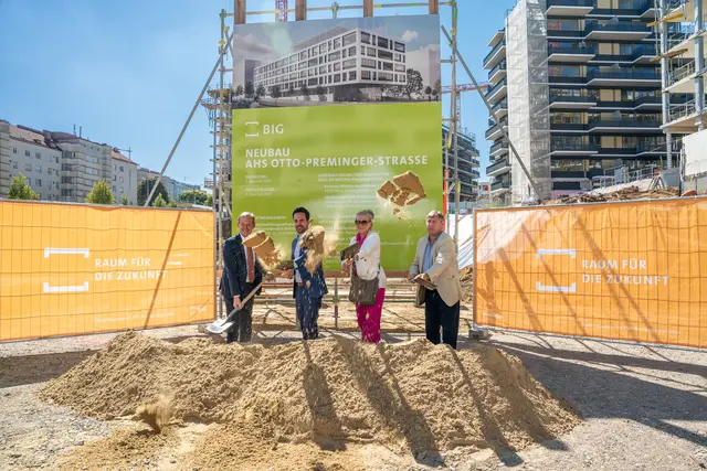 v. l.: Gerald Beck, Christoph Wiederkehr (Neos), Regina Breitenfeld und Erich Hohenberger (SPÖ) nahmen den Spatenstich für die neue Bildungseinrichtung vor. | Foto: Valentina Marinelic/MeinBezirk