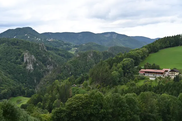 Rechts Rumplerhof, Adlitzgraben und Semmering