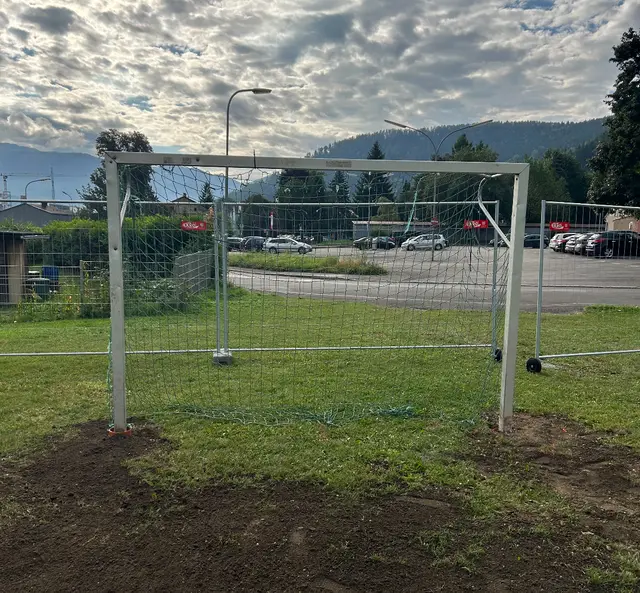 Der Ersatz des Sportplatzes in der Kerpelystraße sei „eine Beleidigung“, sagt Gemeinderat Walter Reiter. Der Zaun habe auf der Straßenseite nicht die erforderliche Höhe und stelle eine Gefahr dar, sobald ein Ball auf die Straße rollt. | Foto: Walter Reiter