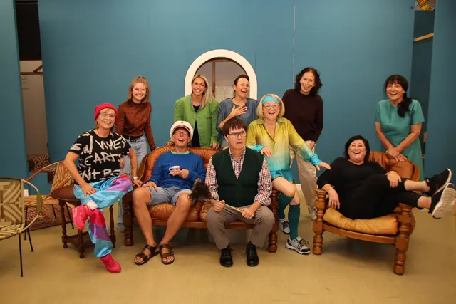 Das Freiraumtheater Wals inszeniert die turbulente Komödie "Neurosige Zeiten" am 12., 13., 19. und 20. September (19.30 Uhr) in der Bachschmiede Wals.