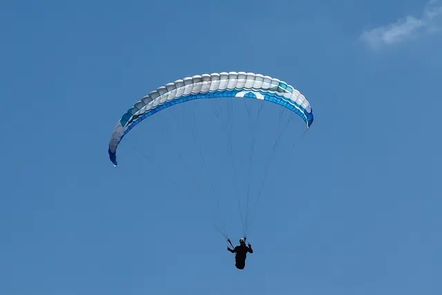 Am Mittwochvormittag kam es zu einem Paragleitunfall in Bramberg. | Foto: pixabay/manfredrichter / Symbolbld