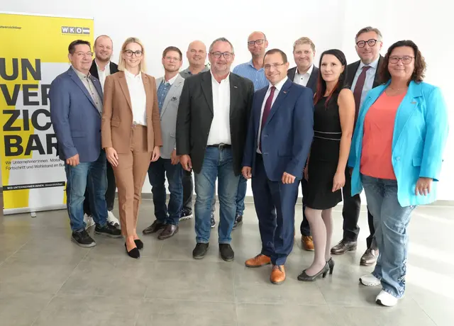 Der neue Ausschuss: Matthias Mirth, Michael Paukowits, Regionalstellenleiterin Katharina Bagdy, Martin Schaffer, Mario Trinkl, Regionalstellenobmann Josef Kropf, Ewald Wailand, Wirtschaftskammerpräsident Andreas Wirth, Andreas Wagner, Barbara Klettner, Kammerdirektor Harald Schermann und Sonja Wagner (von links). | Foto: Wirtschaftskammer
