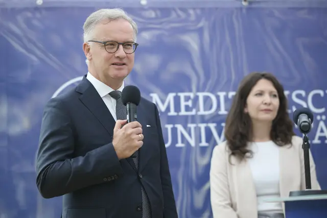 MedUni-Rektor Markus Müller und die Leiterin der Untersuchungsstelle für Gewaltbetroffene, Katharina Stolz. | Foto: Medizinische Universität Wien/APA-Fotoservice/Hörmandinger