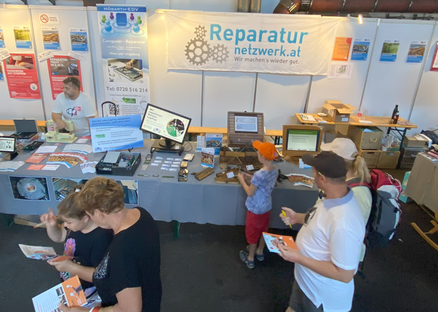 Blick auf den Messestand vom Reparaturnetzwerk Wien. Mit dabei: Höbarth-EDV. | Foto: Helmuth Höbarth | Höbarth-EDV