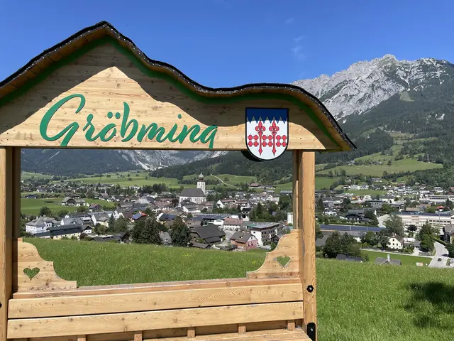 Ein Bild zum Einrahmen: Blick auf den Ort von der Kulmleiten aus. Rechts oben ist die Kammspitze zu sehen. | Foto: MeinBezirk/Christoph Schneeberger