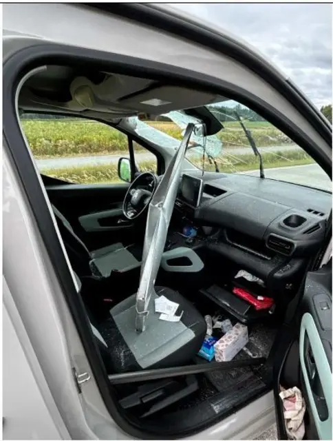 Die Ladebordwand drang in den Fahrgastraum eines Pkw ein. Die Fahrerin wurde schwer verletzt. | Foto: LPD NÖ