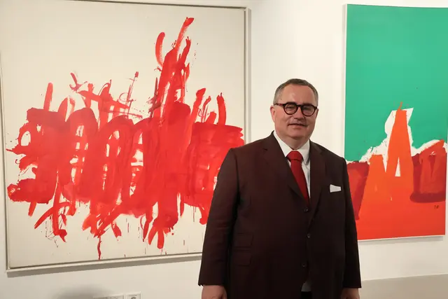 Werner Trenker vor seinen Lieblingsbildern. | Foto: Kathrin Schauer