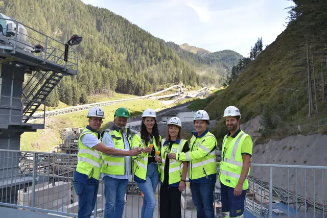 Vor Ort: Der Leiter der BBT-Tunnelwelten, Martin Schneider, Führer Lorenz Fidler, Lisa Hilber (BBT-Baubüro), Daniela Wieser (Tunnelwelten), BBT-Pressesprecher Andreas Ambrosi und Projektleiter Sebastian Dietrich (v.l.) | Foto: Kainz