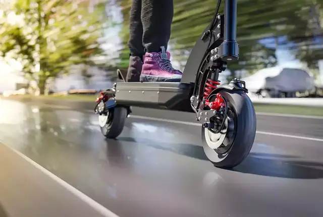 Bei einem Unfall mit einem E-Scooter wurde eine 82-jährige Dame in Leoben verletzt. Der Fahrer flüchtete. (Symbolbild) | Foto: panthermedia