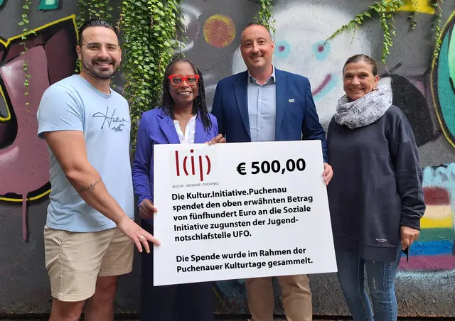 Beverley Allen-Stingeder, Obfrau der Kultur.Initiative.Puchenau (2. v. l.), übergibt die Spende von 500 Euro symbolisch an UFO-Leitung Meho Softic (links) und Mitarbeiterin Gisela Seyringer (rechts) sowie Philipp Plank von der „Soziale Initiative“ (2. v. r.). | Foto: KIP