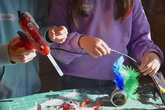 Auch der Umgang mit der Klebepistole will gelernt sein. | Foto: krisch