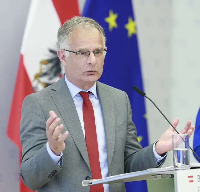 Markus Marterbauer bewahrt sich als vertrauenswürdigster Regierungsvertreter ein positives Saldo. | Foto: BKA/Aigner