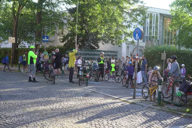 Bei einem "Bici-Bus" oder "Bike-Bus" fahren Kinder gemeinsam mit Erwachsenen mit dem Rad in die Schule. Der Wildgarten hat jetzt seinen eigenen. | Foto: Sandra Schlögl