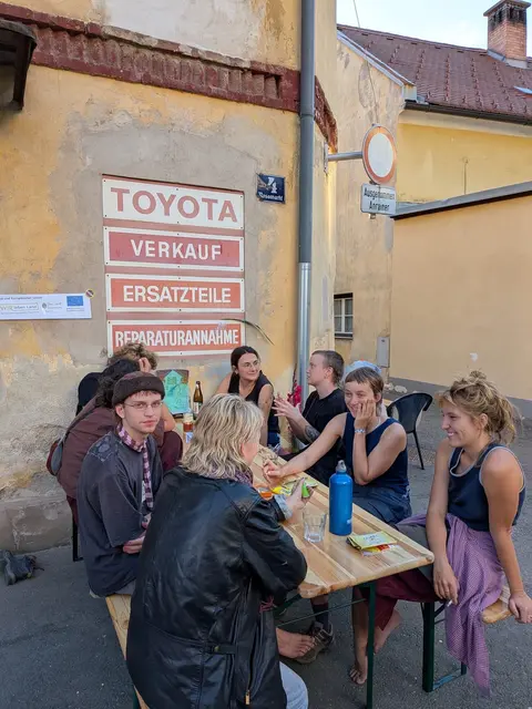 Das Kollektiv "Barfuß am Abriss" besteht aus neun Künstlerinnen und Künstlern. | Foto: Iron Women
