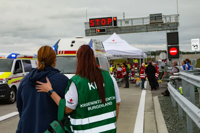Ein Mitglied des Kriseninterventionsteams mit einer Patientin.
 | Foto: Rotes Kreuz