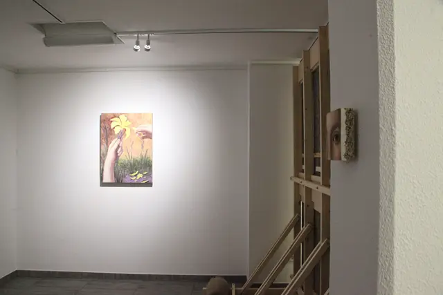 Die Schau bietet außergewöhnliche Einblicke in die technischen Details. Der Aufbau des Sgraffito auf Holzwolle "61-point relaxation exercise" lässt sich seitlich und von hinten entdecken.