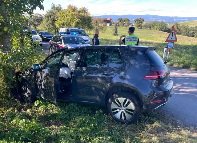 Fahrzeugbergung auf der Landesstraße 6140 in Wieselburg-Land | Foto: Doku NÖ