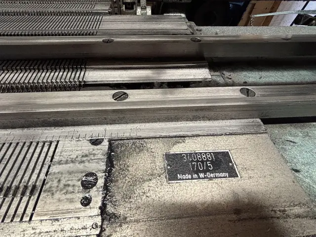 Eine Strickmaschine erzeugt am Tag rund 40 Meter Wollstoff - die älteste Maschine in Friesach wurde noch in Westdeutschland hergestellt. | Foto: MeinBezirk