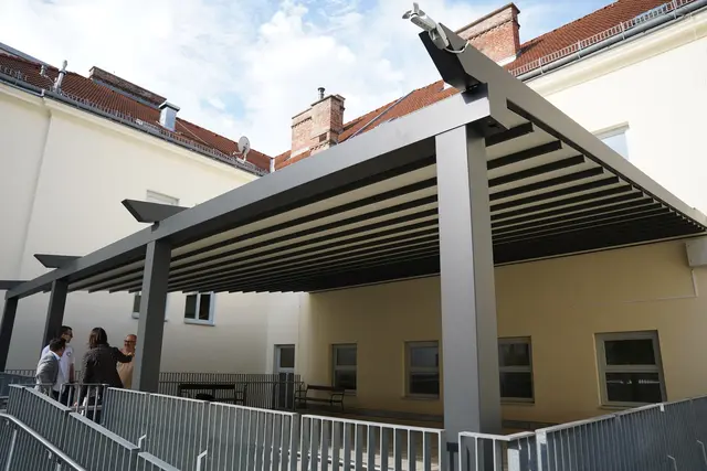 Die VS Rosasgasse hat eine neue Pergola bekommen. Unterricht im Freien mit Schatten ist nach diesem Sommer möglich. | Foto: BV 12