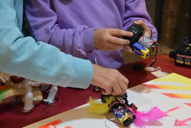 Elektronikkomponenten werden mit Federn und Kulleraugen verziert. | Foto: krisch