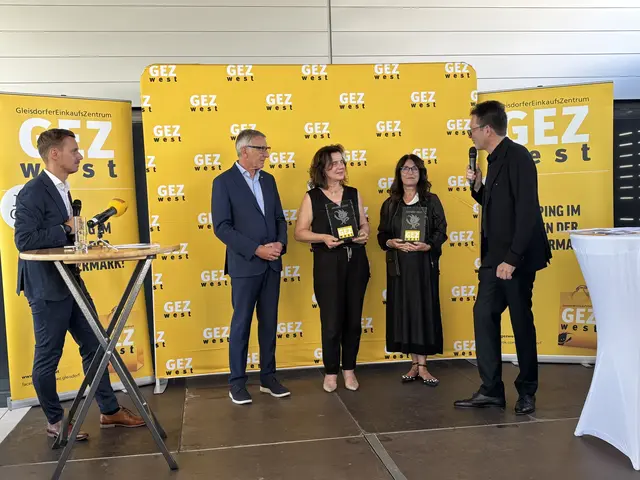 Der GEZ-Award ging dieses Mal an Gertraude Koller (3. v. l.) und Marika Kriegl, stellvertretend für Klipp. | Foto: MeinBezirk