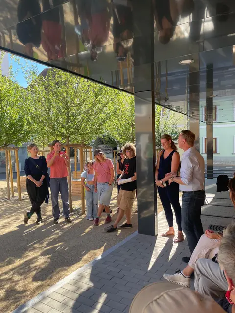 Los ging es am Platz der Begegnung. | Foto: Iron Women